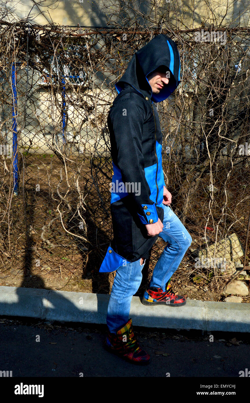 Jeune homme habillé comme Connor du jeu vidéo Assassin's Creed 3 Banque D'Images