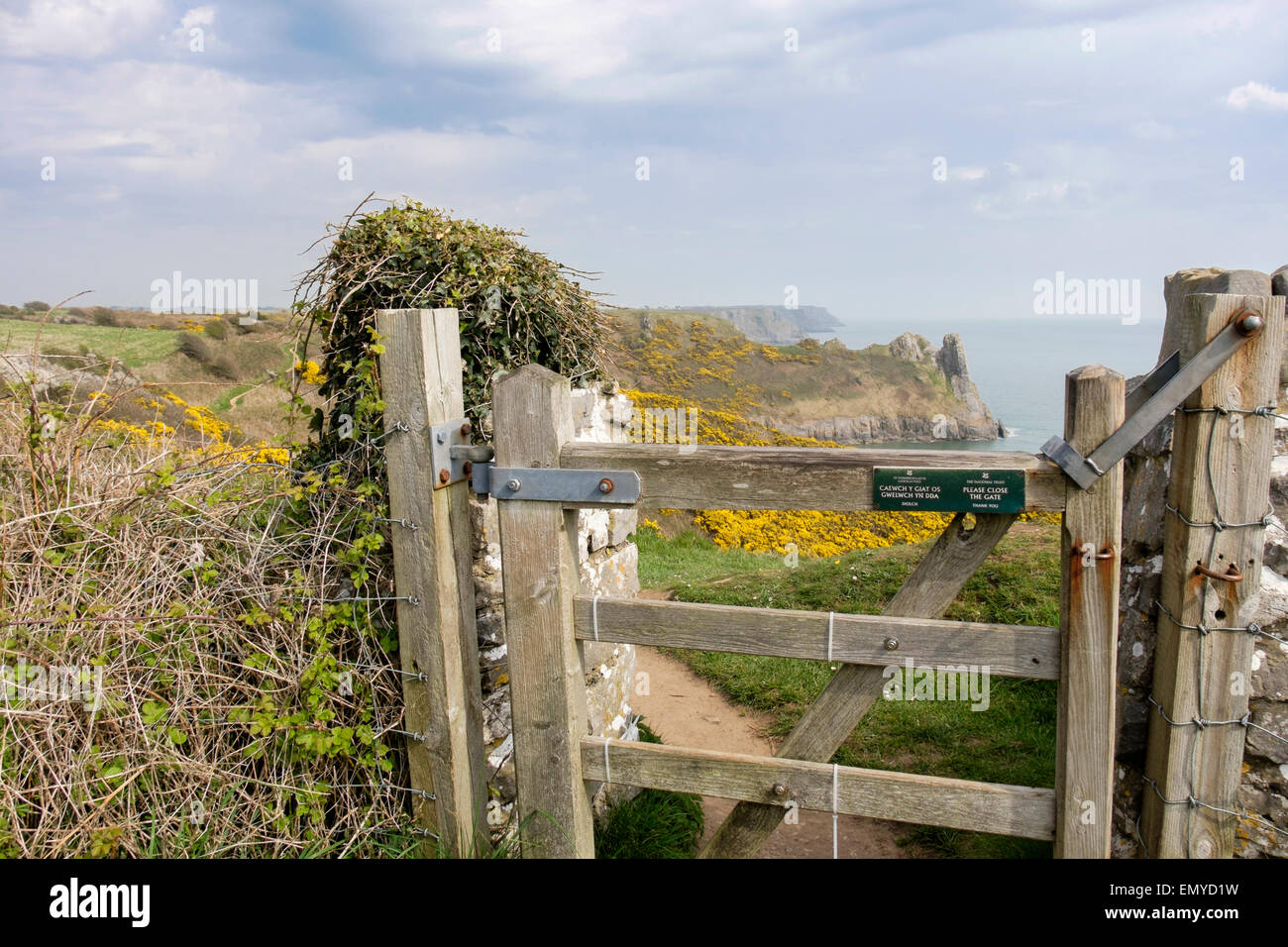 Coast Path gate sur clifftop sentier en Oxwich Bay sur la péninsule de Gower près de Nicholaston Swansea Galles du Sud Royaume-Uni Grande-Bretagne Banque D'Images