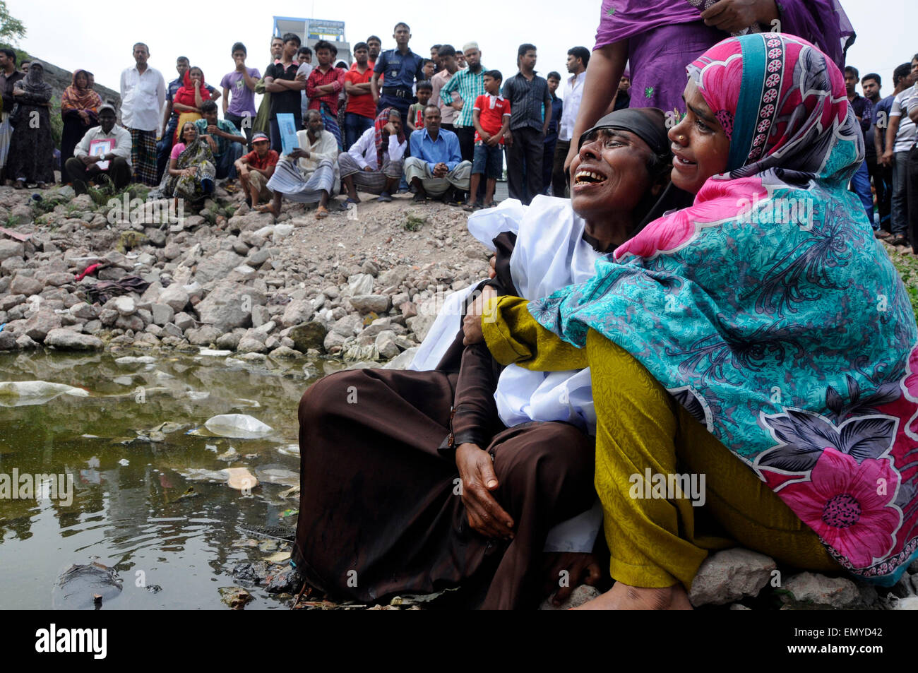 Dhaka. Apr 24, 2013. Les parents des victimes pleurent à l'emplacement de l'immeuble Rana Plaza effondrement sur le deuxième anniversaire de la tragédie à Savar, dans la banlieue de Dhaka, Bangladesh, le 24 avril 2015. Un total de 1 130 personnes, essentiellement des travailleurs du vêtement, ont été confirmés morts comme un édifice de huit étages - Rana Plaza - logement cinq fabriques de vêtements en une grave ciment émietté le 24 avril 2013 à Savar. © Shariful Islam/Xinhua/Alamy Live News Banque D'Images