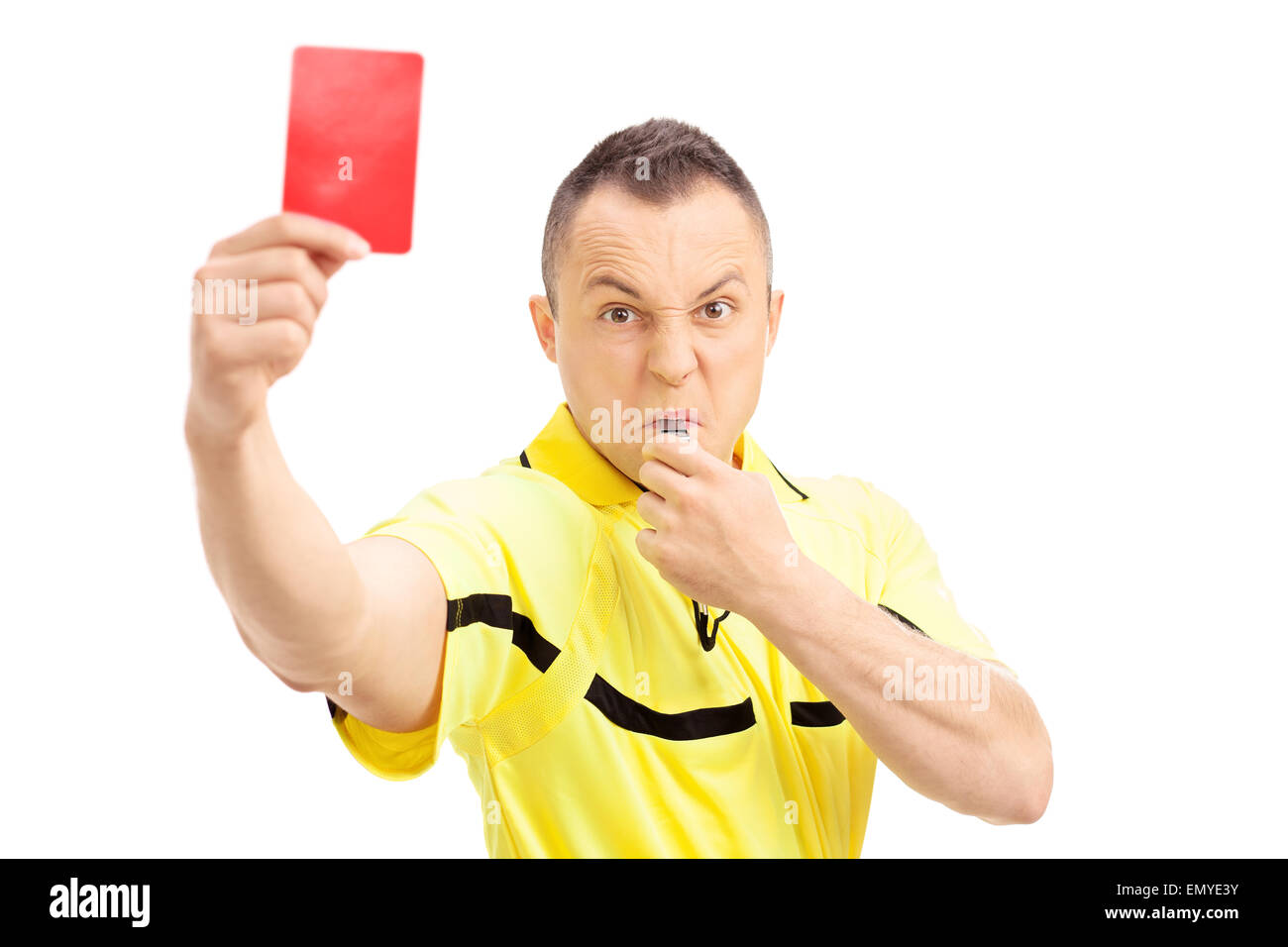 Arbitre de football furieux montrant une carte rouge et en soufflant un sifflet isolé sur fond blanc Banque D'Images