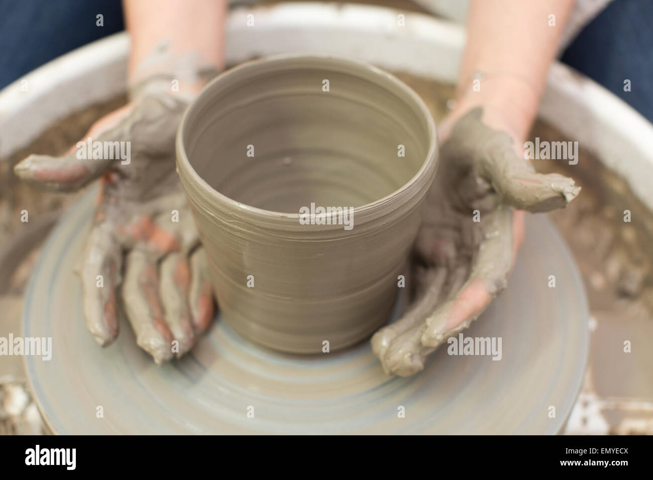 Les femmes participant à une classe de poterie, classe d