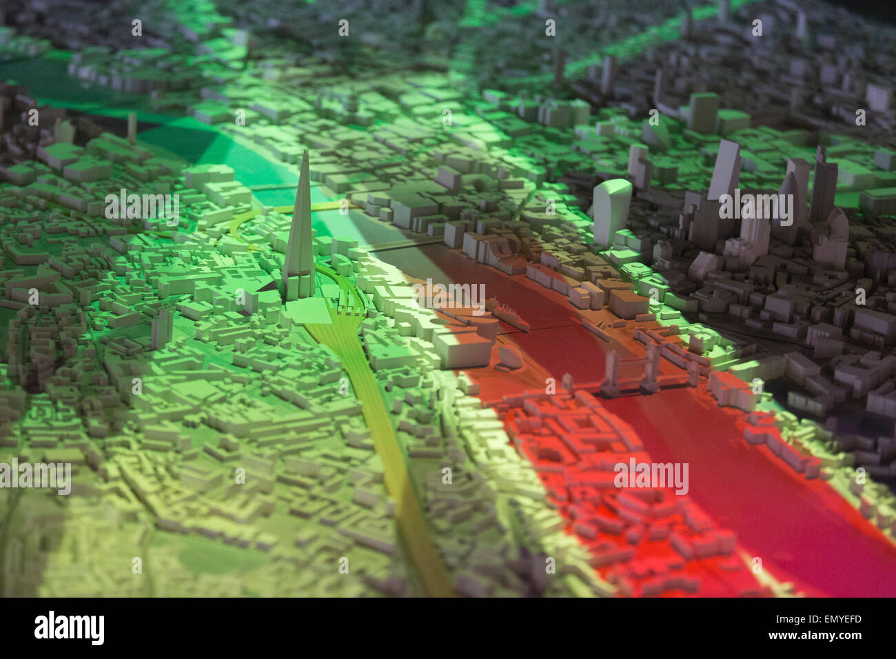 Londres, Royaume-Uni. 22 avril 2015. Nouvelle architecture de Londres (NLA) a dévoilé aujourd'hui une nouvelle maquette interactive de Londres dans les galeries de l'ALN au Building Centre juste à côté de Tottenham Court Road. Mesurant 12,5 mètres de longueur, le nouveau modèle de Londres va fournir un point focal pour les Londoniens et les touristes de découvrir l'histoire et le développement futur de la capitale. Construit par Pipers avec les données fournies par l'Ordnance Survey, l'échelle 1:2000 modèle couvre plus de 85 kilomètres carrés de Londres, 19 arrondissements et environ 170 000 bâtiments, dont 34km de la Tamise avec ses 21 correspondants brid Banque D'Images