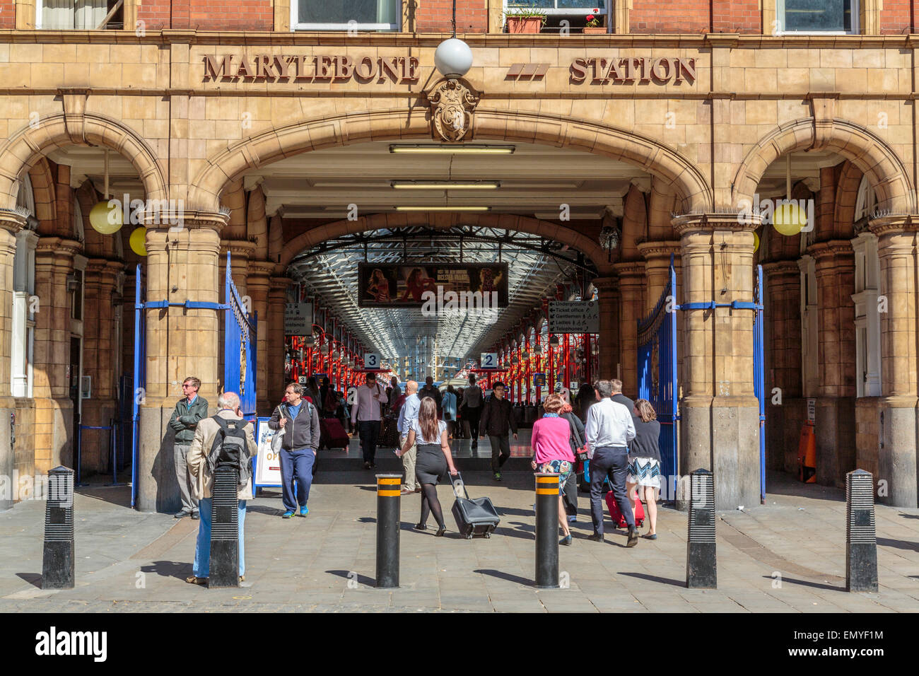 Une vue de l'entrée principale de la gare de Marylebone à Londres, Angleterre Banque D'Images