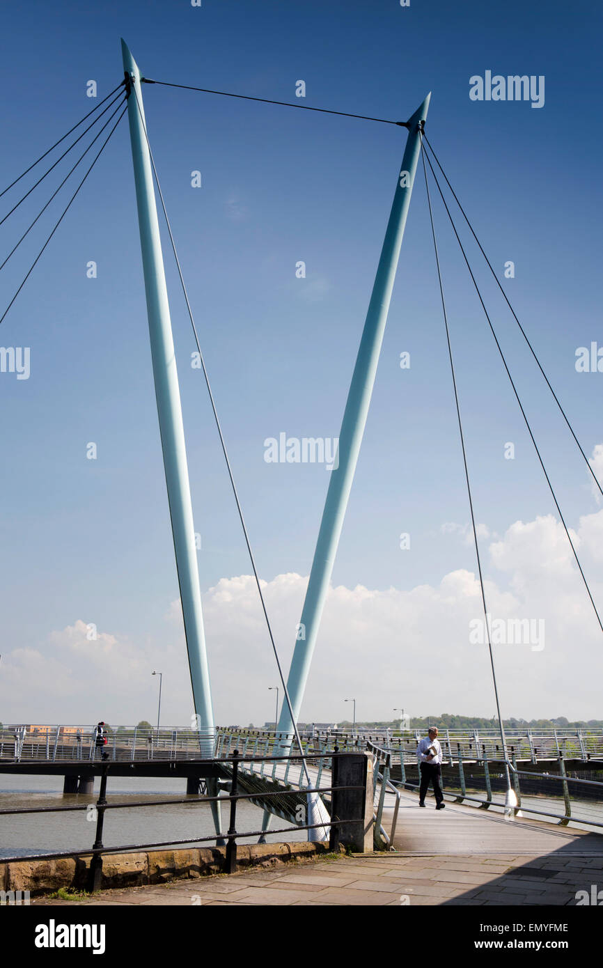 Royaume-uni, Angleterre, dans le Lancashire, Lancaster, Millennium footbridge crossing River Lune Banque D'Images