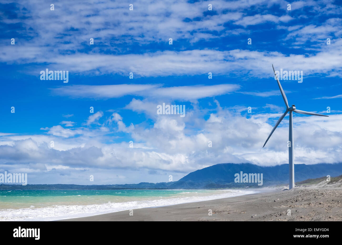 Les générateurs d'énergie éolienne en mer de silhouettes de côte. La production d'énergie renouvelable de remplacement en Philippines Banque D'Images