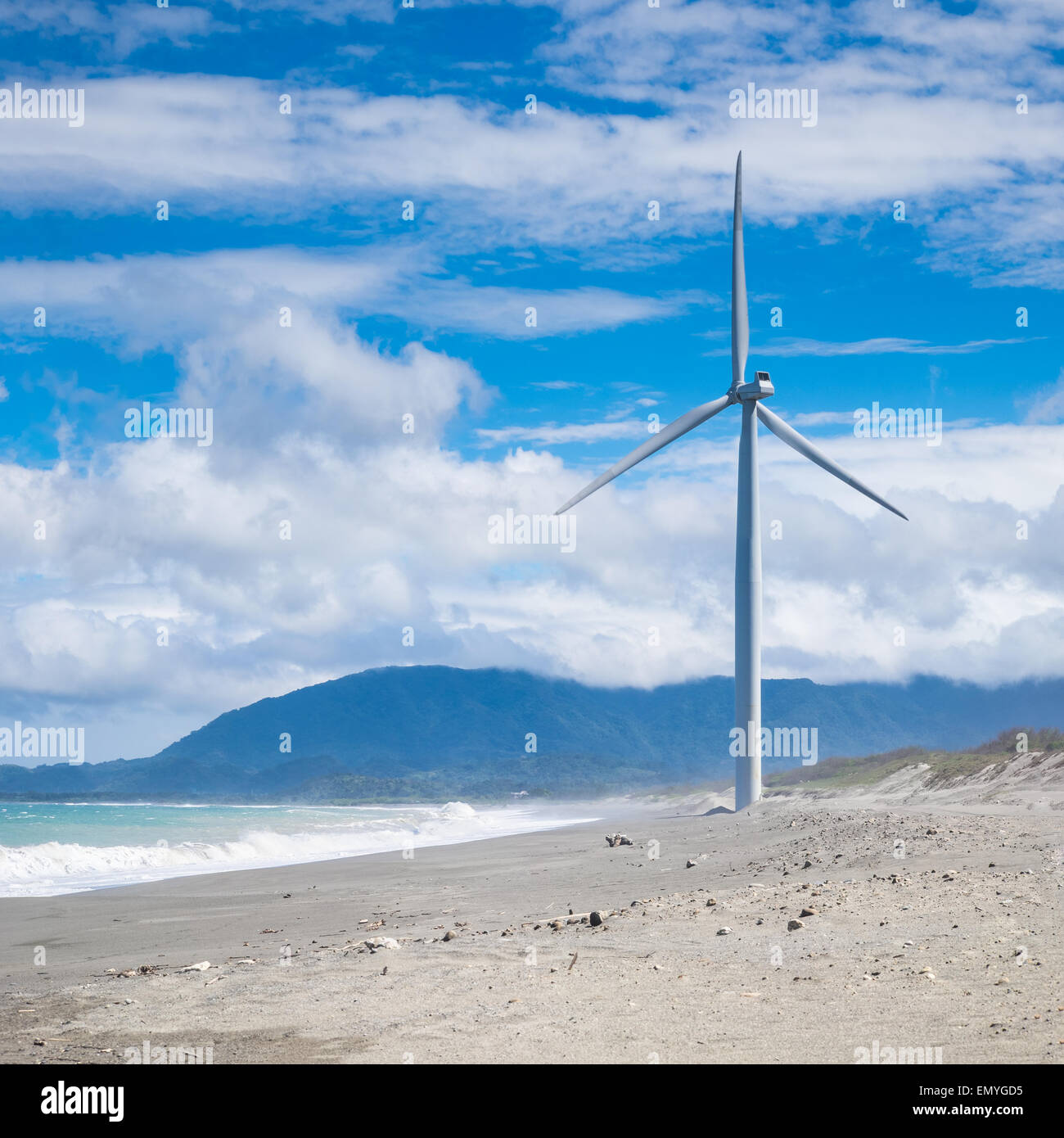 Les générateurs d'énergie éolienne en mer de silhouettes de côte. La production d'énergie renouvelable de remplacement en Philippines Banque D'Images