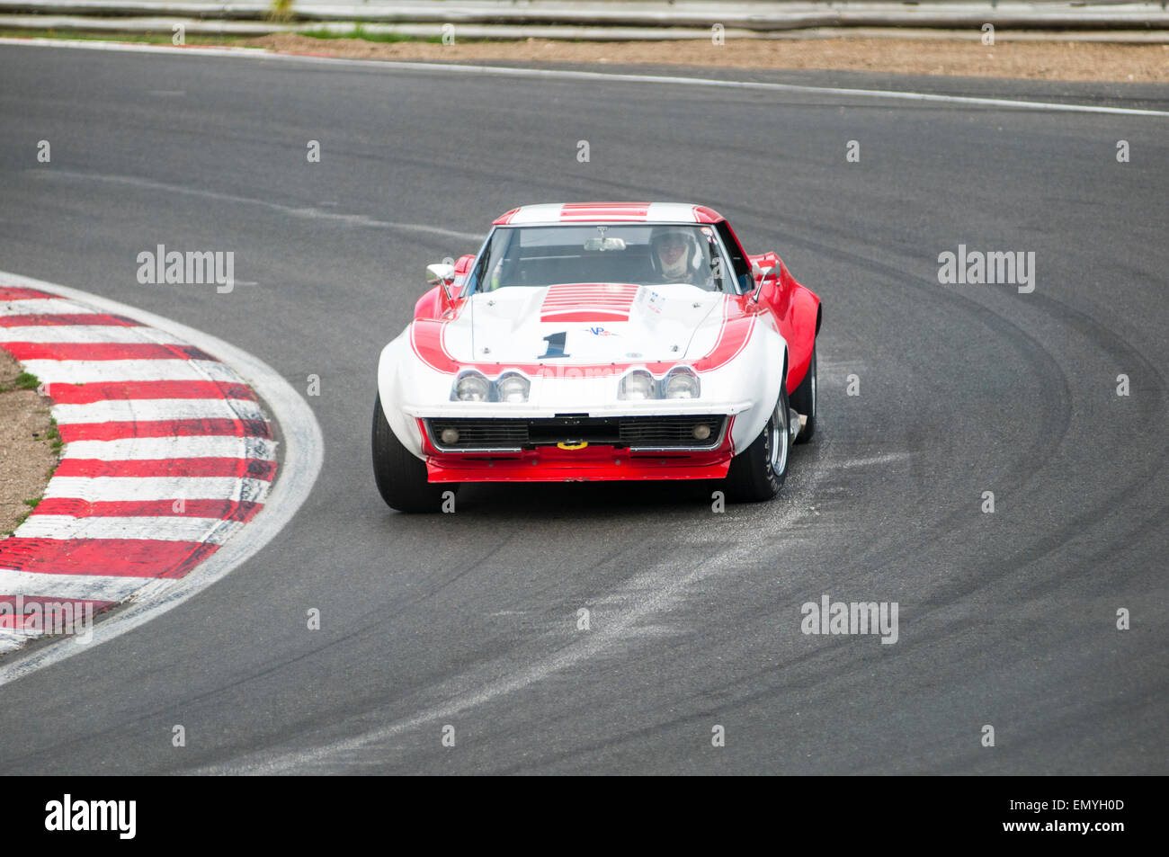 Image montre un seul rouge et blanc isolé voiture sport historique sur une piste de course. Banque D'Images