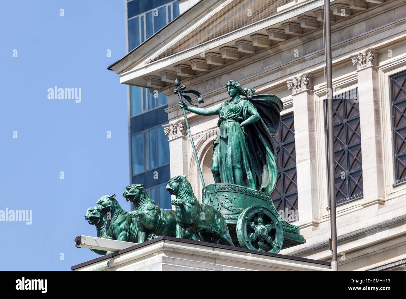 Erato dans un quadrige avec panthers statue à l'Alte Oper à Francfort am Main, Allemagne Banque D'Images
