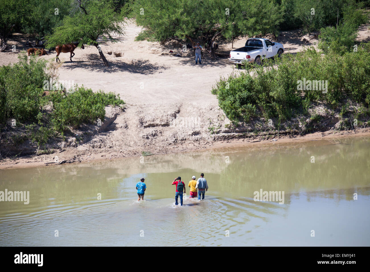 Ressortissants mexicains franchi illégalement la frontière du Rio Grande entre le Mexique et le Texas, United States Banque D'Images