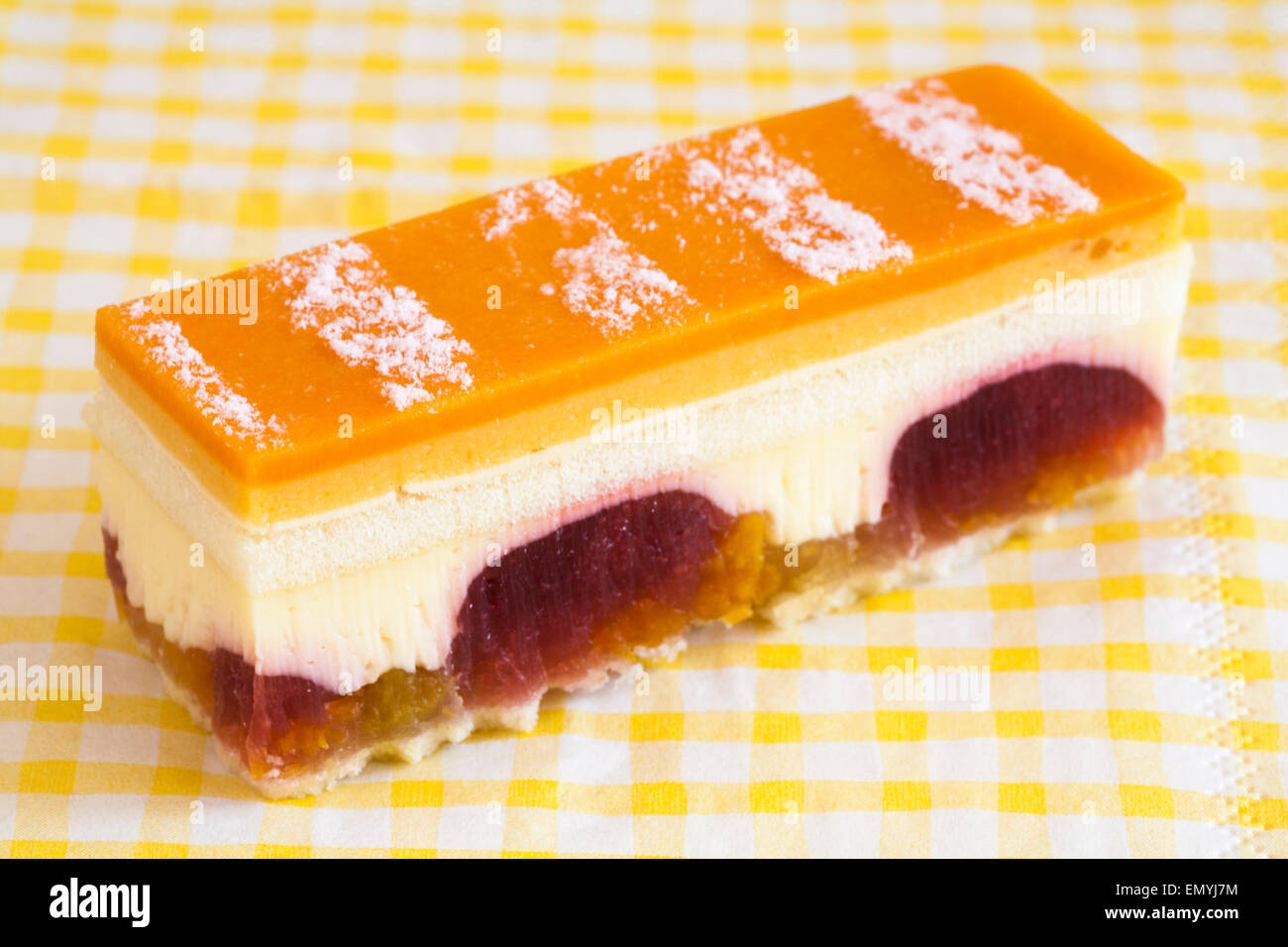 Marks Spencer Peche Melba Tranches De Textures De Peche Framboise Vanille Et Chocolat Blanc Sur Jaune Et Blanc Controle De Vichy Photo Stock Alamy
