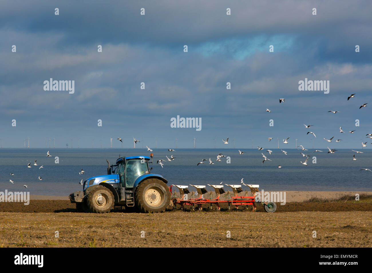 Le labourage du printemps près de Salthouse avec Sheringham Shoal wind farm dans l'arrière-plan Norfolk Banque D'Images