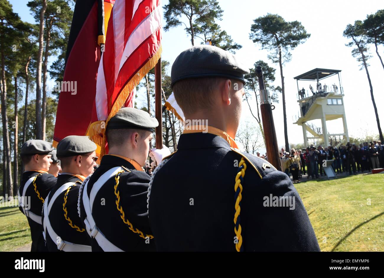 Des militaires américains lors d'une cérémonie du drapeau au cours d'une célébration pour marquer 25 ans depuis le dernier US Border Patrol au point frontière Alpha memorial à Rasdorf, Allemagne, 24 avril 2015. Point Alpha a été l'un des endroits les plus vulnérables pendant la guerre froide. PHOTO : UWE ZUCCHI/dpa Banque D'Images