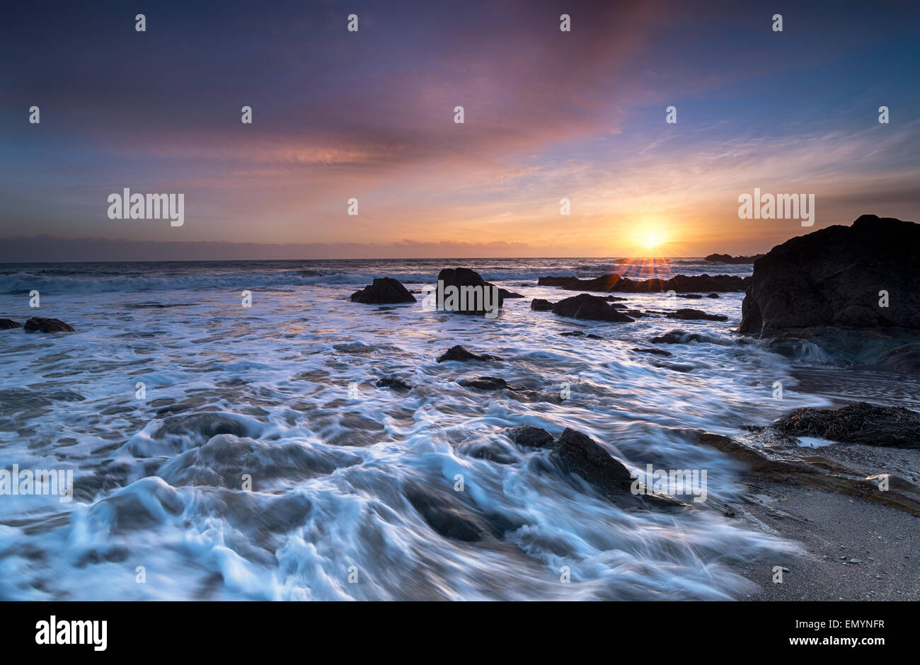 Coucher du soleil sur la plage à Finnygook Portwrinkle dans le sud-est de Cornwall Banque D'Images