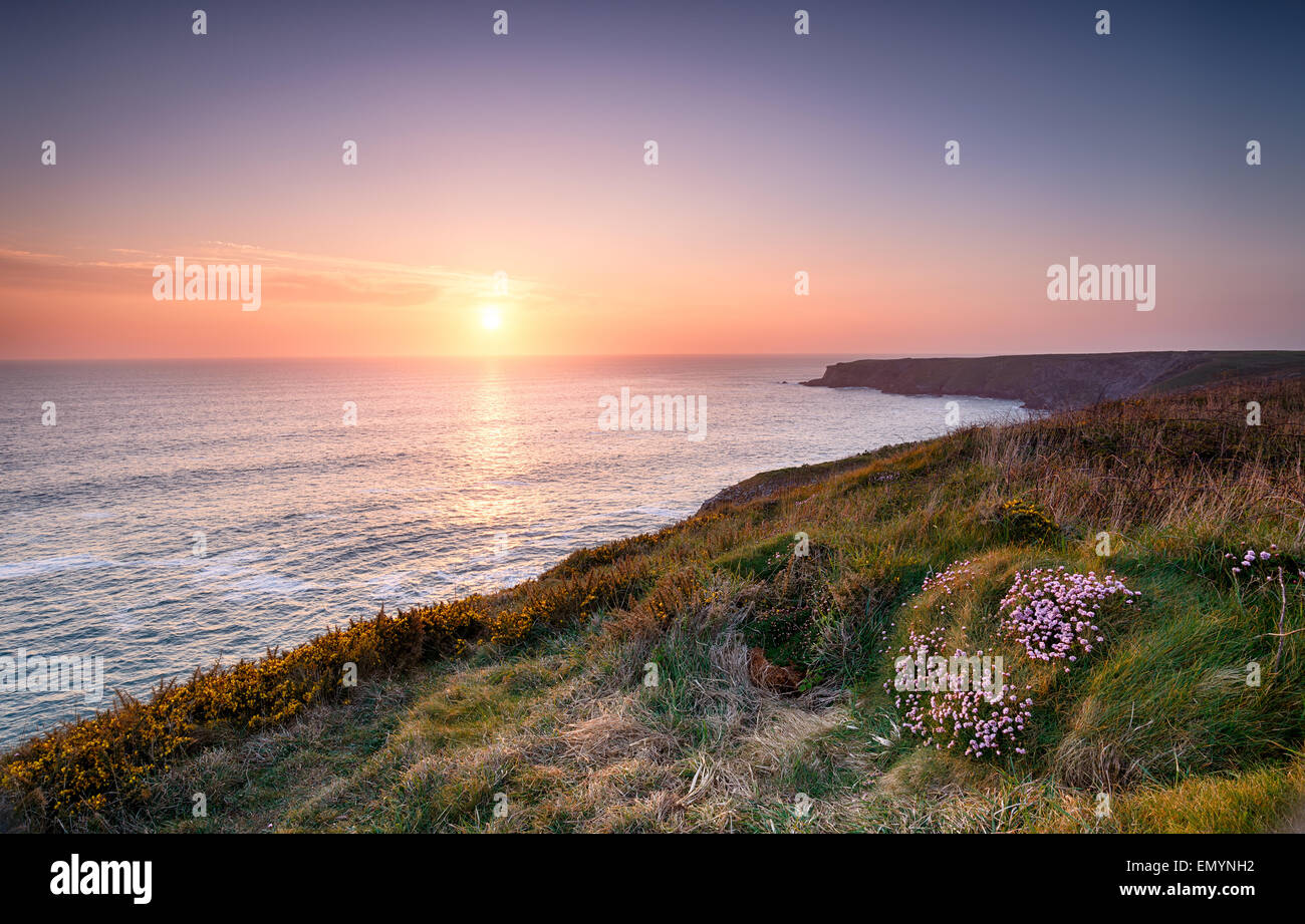 Coucher de soleil sur la côte de Cornwall sur le South West Coast Path à Park Head près de Porthcothan Banque D'Images