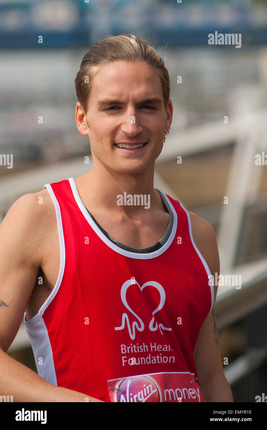 Tower Hotel, Londres, Royaume-Uni. 23 avril, 2015. Celebrity porteur assister à la célébrité photocall 2 jours avant le marathon de Londres 2015 Virgin Money. Oliver Proudlock, acteur de la BAFTA AWARD WINNING de télé-réalité faite à Chelsea et créateur de la marque de mode Serge DeNimes tourne son premier marathon de Londres Virgin Money pour la British Heart Foundation. Credit : Malcolm Park editorial/Alamy Live News Banque D'Images