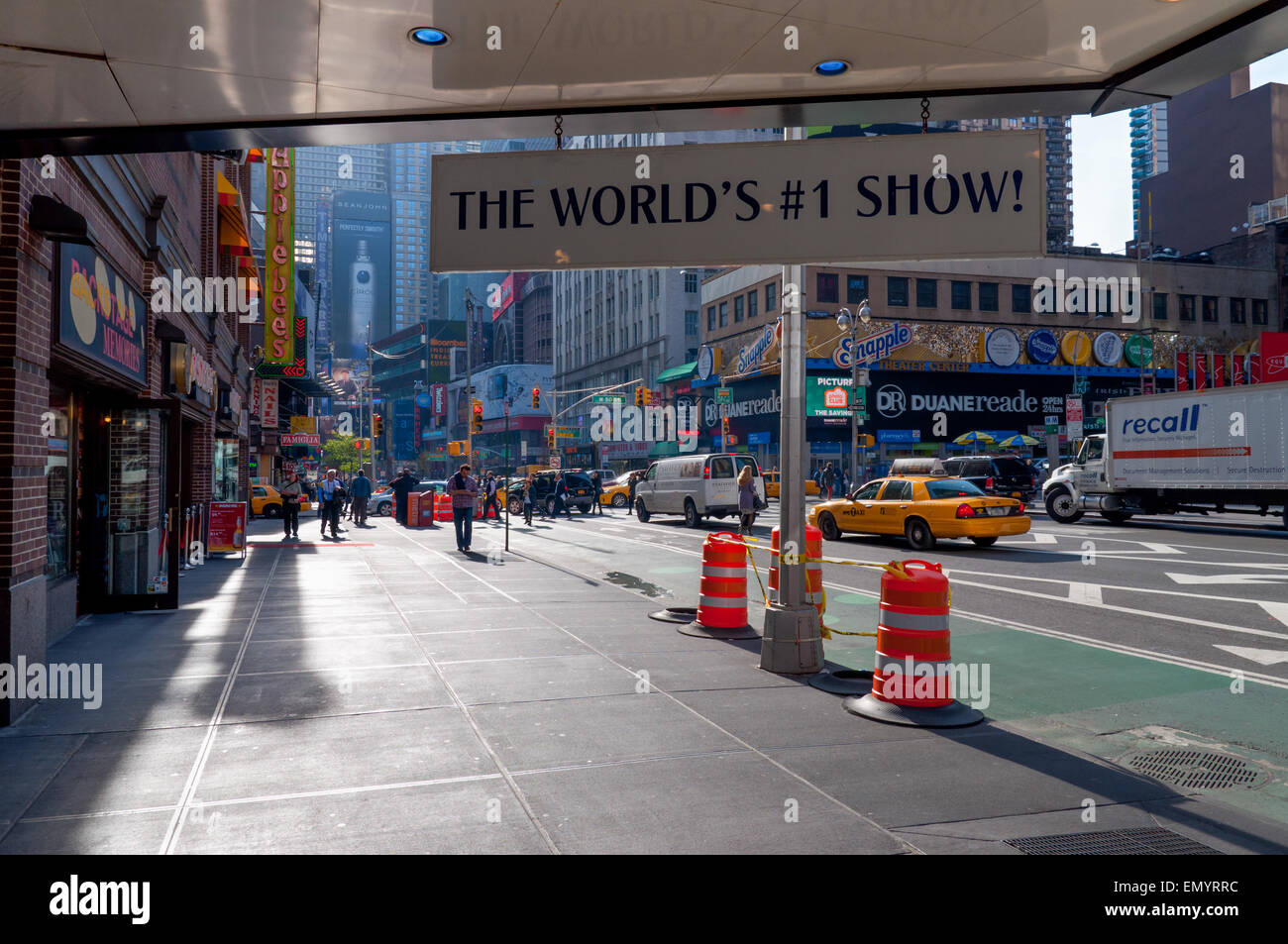 Près de l'entrée du théâtre de Mamma Mia ! Sur Broadway à New York, Time Square. Montrer aux gens et de trafic dans les rues. Banque D'Images