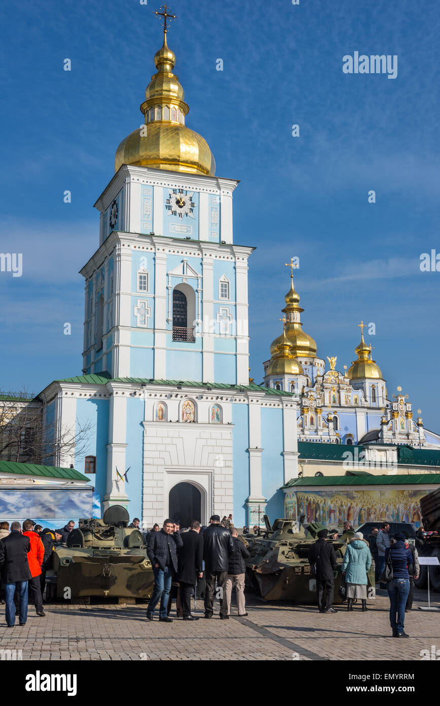 Les personnes qui visitent l'exposition documentaire "Présence. La preuve de l'agression militaire russe sur le territoire de l'Ukraine." Banque D'Images