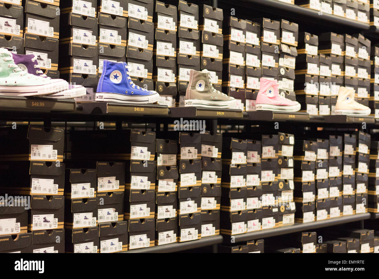 Magasin de chaussures Converse dans un centre commercial en Floride Photo  Stock - Alamy