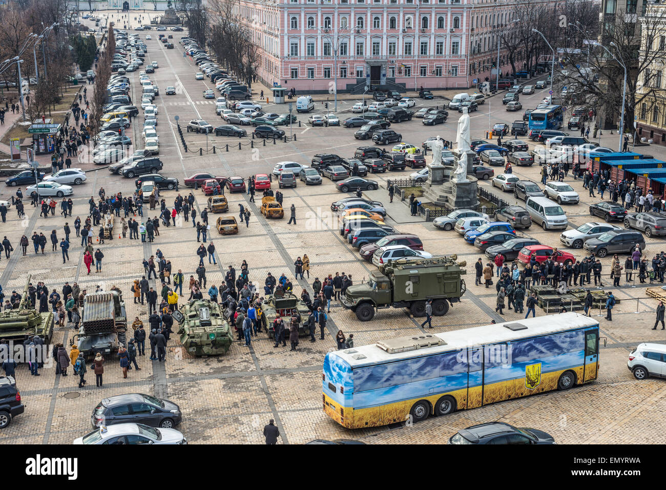 Les personnes qui visitent l'exposition documentaire "Présence. La preuve de l'agression militaire russe sur le territoire de l'Ukraine." Banque D'Images