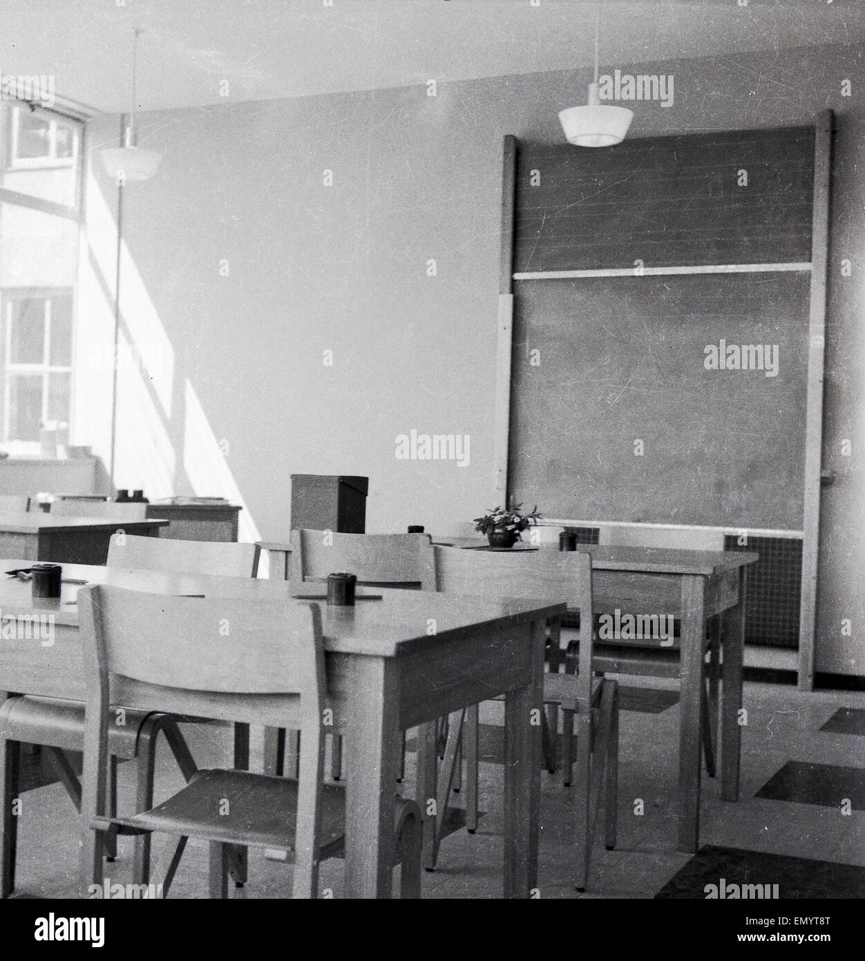 Années 1960, historiques, de classe vide avec tableau noir. Banque D'Images