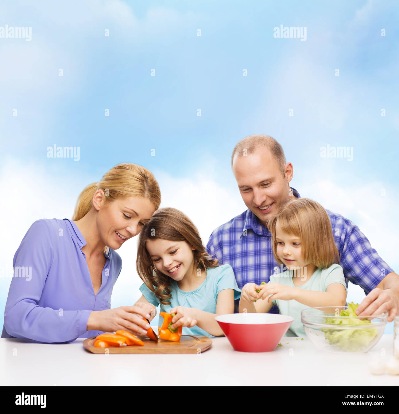 Famille heureuse avec deux enfants la préparation d'un repas à la maison Banque D'Images