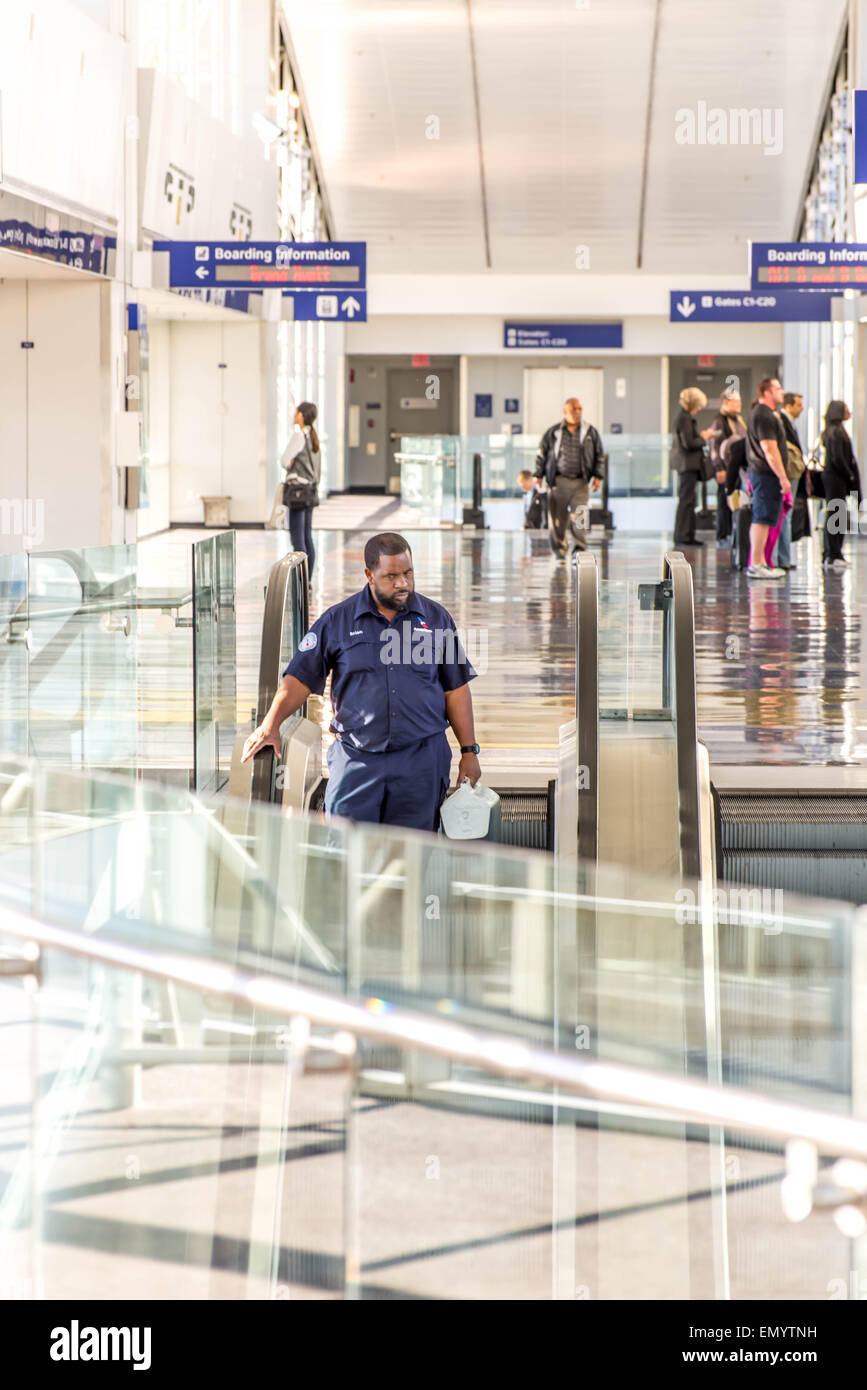 DFW, l'Aéroport International de Dallas Fort Worth, Dallas, TX, USA - novembre 10,2014 : Passagers attendant le train Skylink Banque D'Images