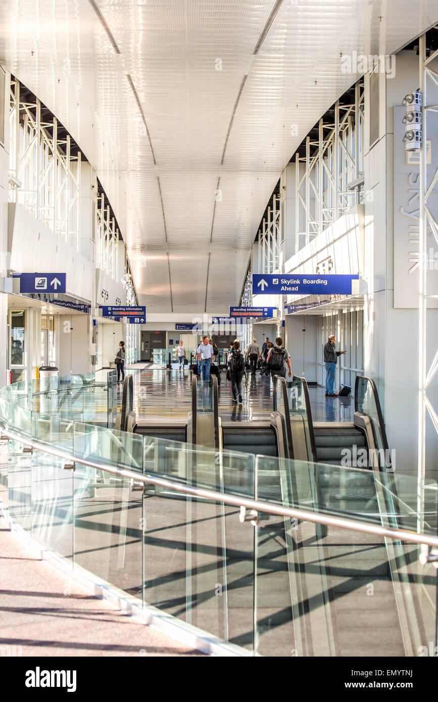 DFW, l'Aéroport International de Dallas Fort Worth, Dallas, TX, USA - novembre 10,2014 : Passagers attendant le train Skylink Banque D'Images