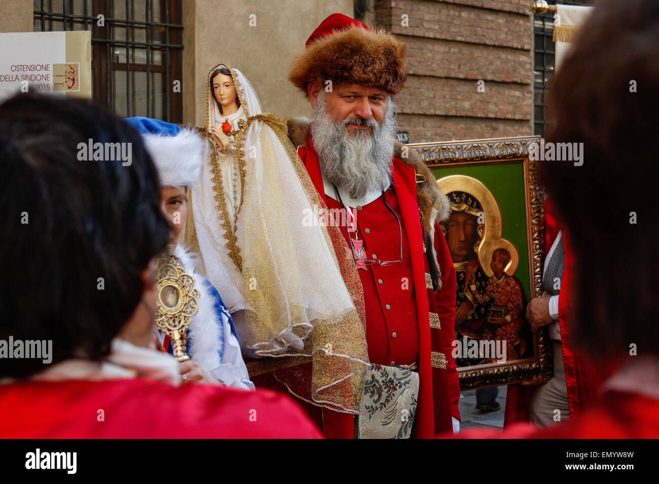 Torino, Italie. Apr 24, 2015. Une centaine de fidèles polonais, la cavalerie de Jésus Christ le Roi, qui a visité le Saint Suaire. Ils sont présentés avec le velours rouge et or des manteaux, chapeaux l'hermine, des statues de la Vierge, des crucifix et holy cards à être distribués à la foule. © Elena Aquila/Pacific Press/Alamy Live News Banque D'Images