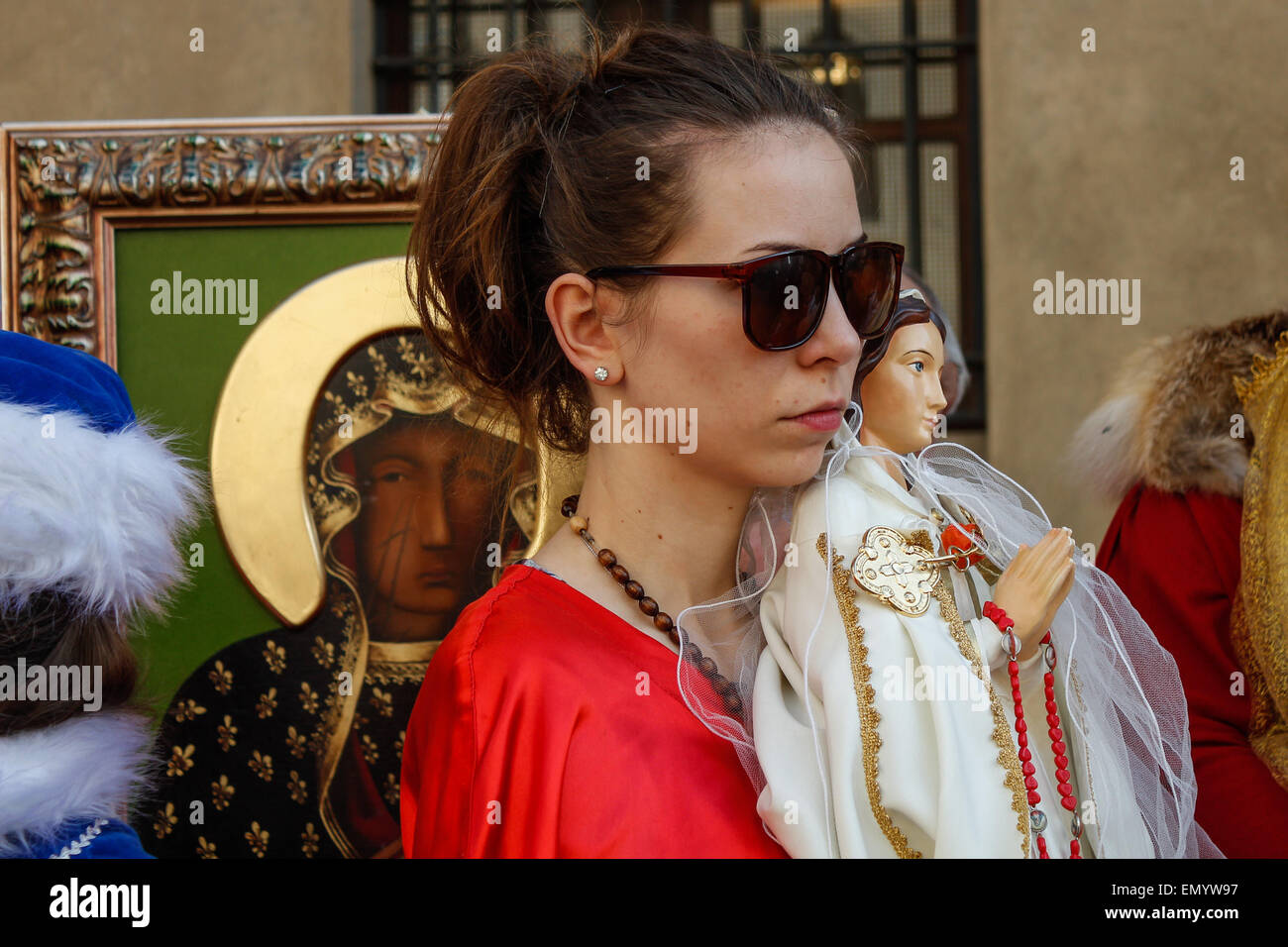 Torino, Italie. Apr 24, 2015. Une centaine de fidèles polonais, la cavalerie de Jésus Christ le Roi, qui a visité le Saint Suaire. Ils sont présentés avec le velours rouge et or des manteaux, chapeaux l'hermine, des statues de la Vierge, des crucifix et holy cards à être distribués à la foule. © Elena Aquila/Pacific Press/Alamy Live News Banque D'Images