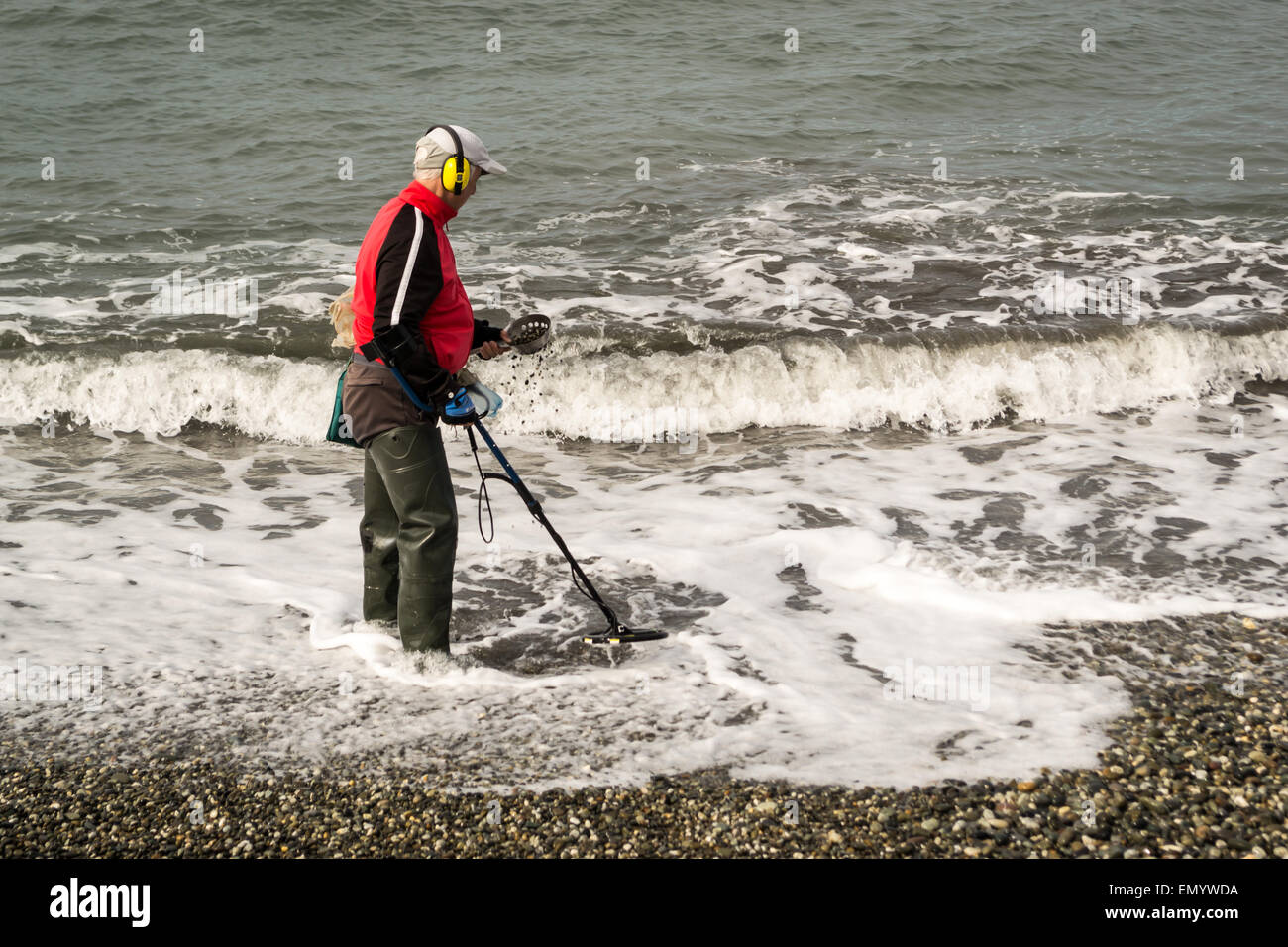 ADLER, Russie 30 mars 2015 - un pensionné utilise son temps libre à l'aide d'une chasse au trésor détecteur de métal sur le front de mer Banque D'Images