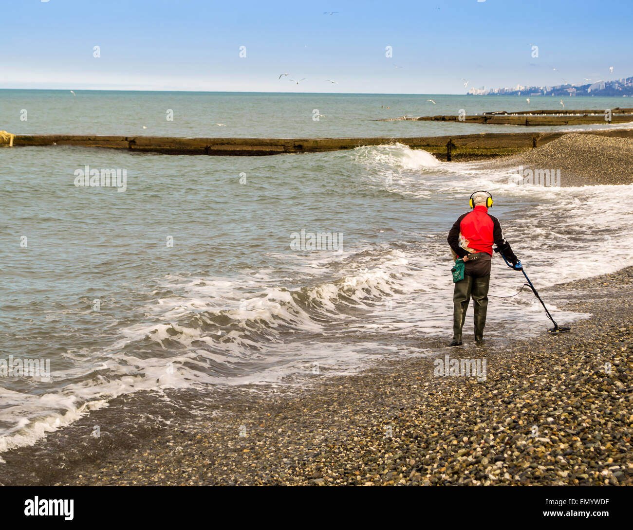 ADLER, Russie 30 mars 2015 - un pensionné utilise son temps libre à l'aide d'une chasse au trésor détecteur de métal sur le front de mer Banque D'Images