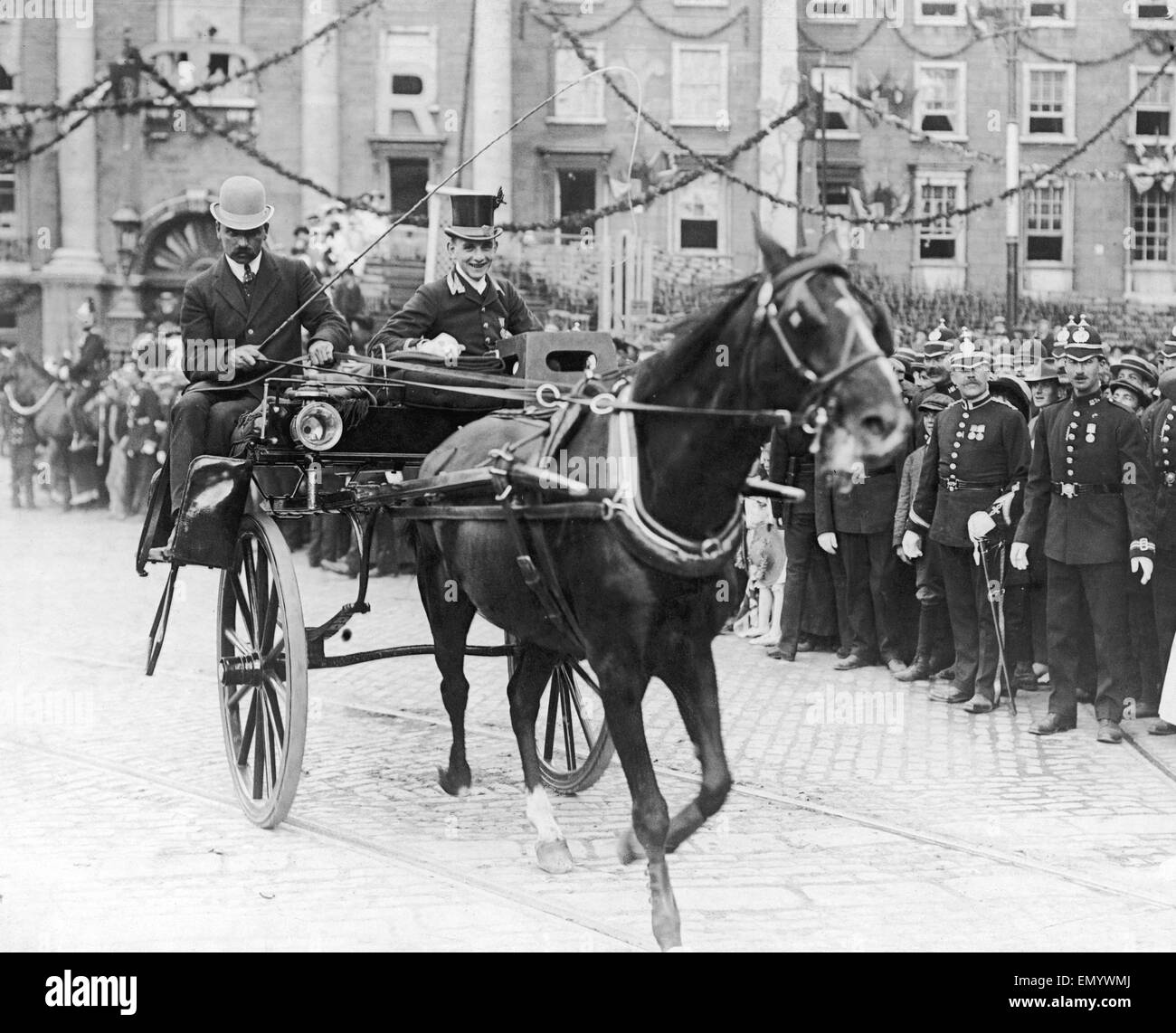 Serviteur Royal vu ici sur une voiture jaunting de Dublin vers juillet 1911 Banque D'Images