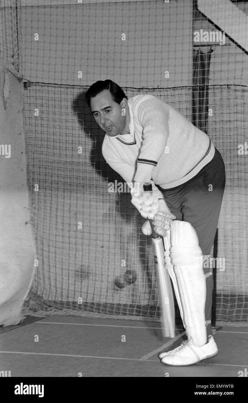 Angleterre Cricketer Colin Cowdrey obtient dans certaines pratiques de cricket avec son fils 17 ans Christopher à l'École de Valentin Bryan Cricket. Décembre 1974 Banque D'Images