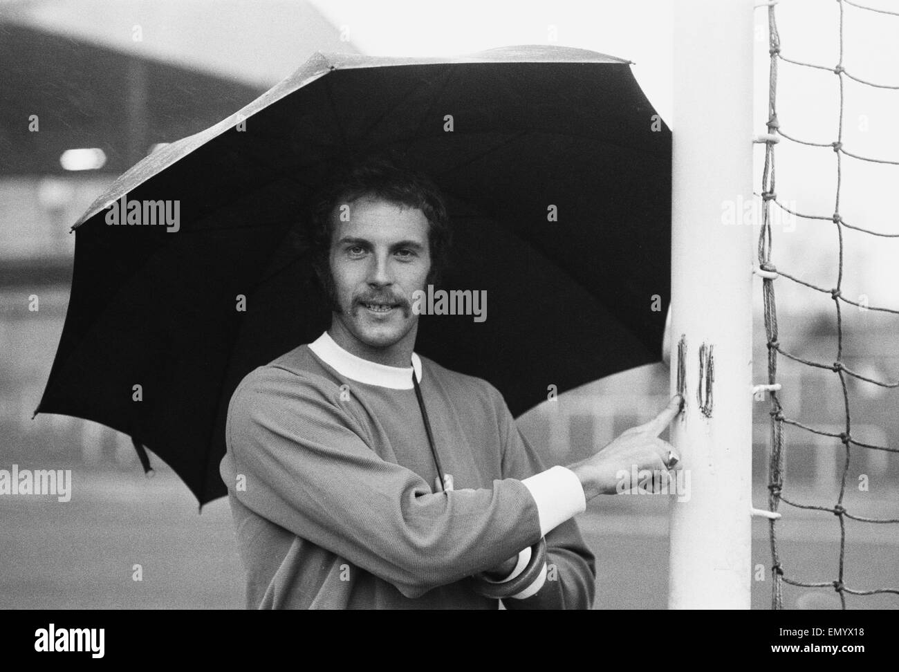 Bristol Rovers de meilleur buteur avec 11 buts Robin Stubbs écrit le score sur le poste. 16 novembre 1970. Banque D'Images