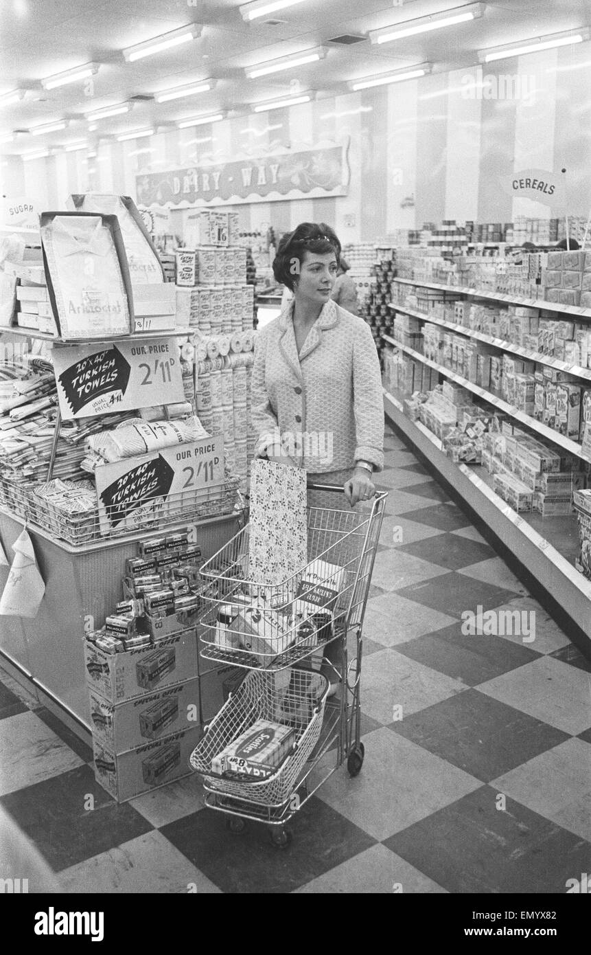 La navigation de l'acheteur les allées à l'ouverture d'un nouveau magasin d'alimentation libre-service au nord de Londres. 14 Novembre 1958 Banque D'Images