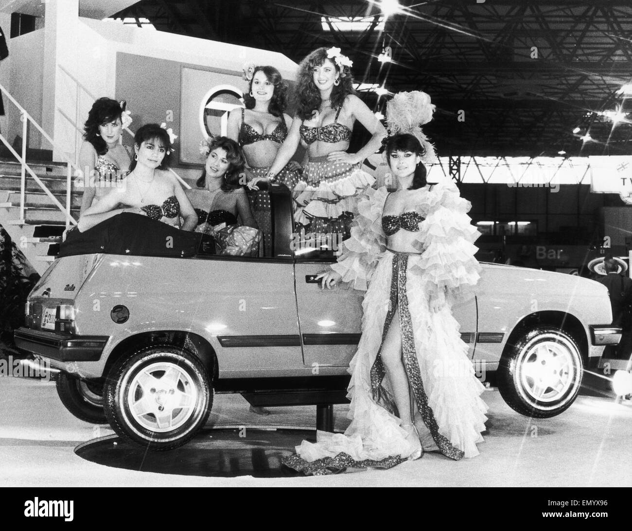 Les modèles posent en robe d'Amérique du Sud à côté du dernier modèle à venir de fabricants automobiles Talbot. Le Samba est une petite berline à hauteur contre les routiers en métro. La Samba vu ici d'être lancé à l'automobile de 1982 à la n.c.a. 19 Octobre 1982 Banque D'Images
