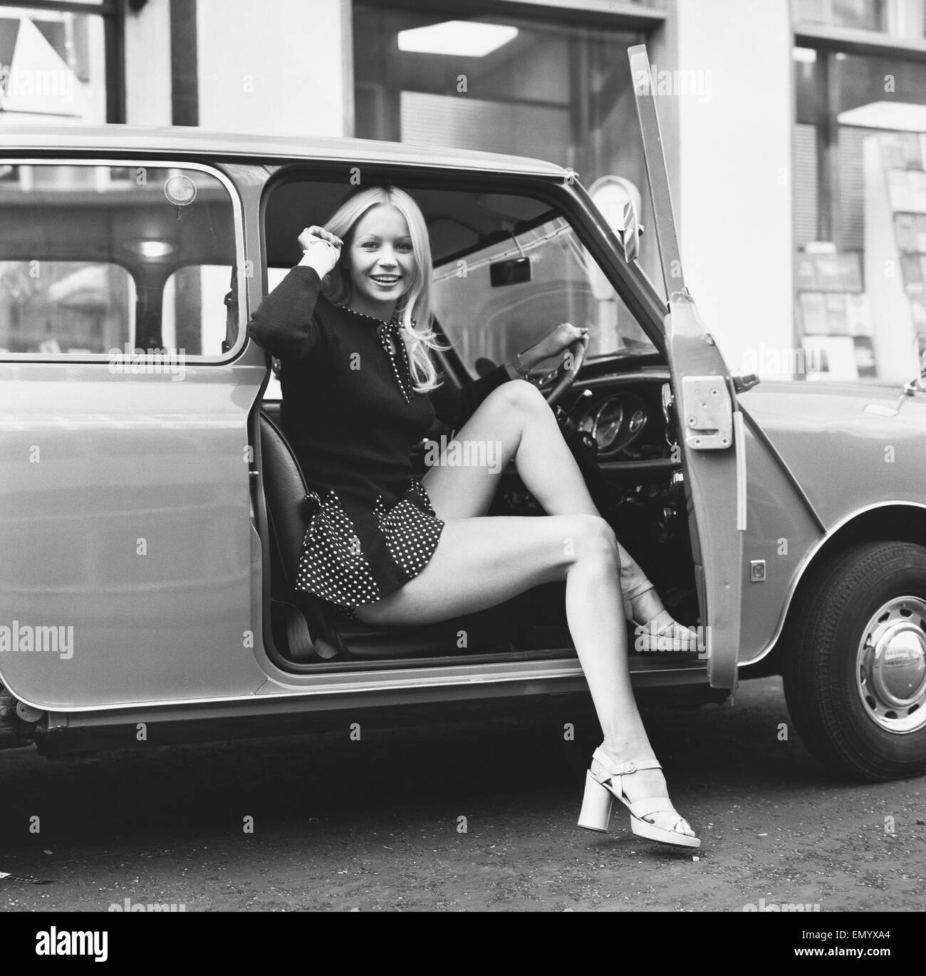 Jenny Clare vu ici posant avec son Leyland Mini 6e Octobre 1972 Banque D'Images Jenny Clare vu ici posant avec son Leyland Mini 6e Octobre 1972 Banque D'Images