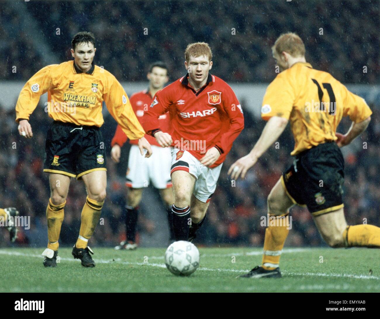 Manchester United v. Wrexham. Paul Scholes durs grâce à la pluie. 28 janvier 1995. Banque D'Images