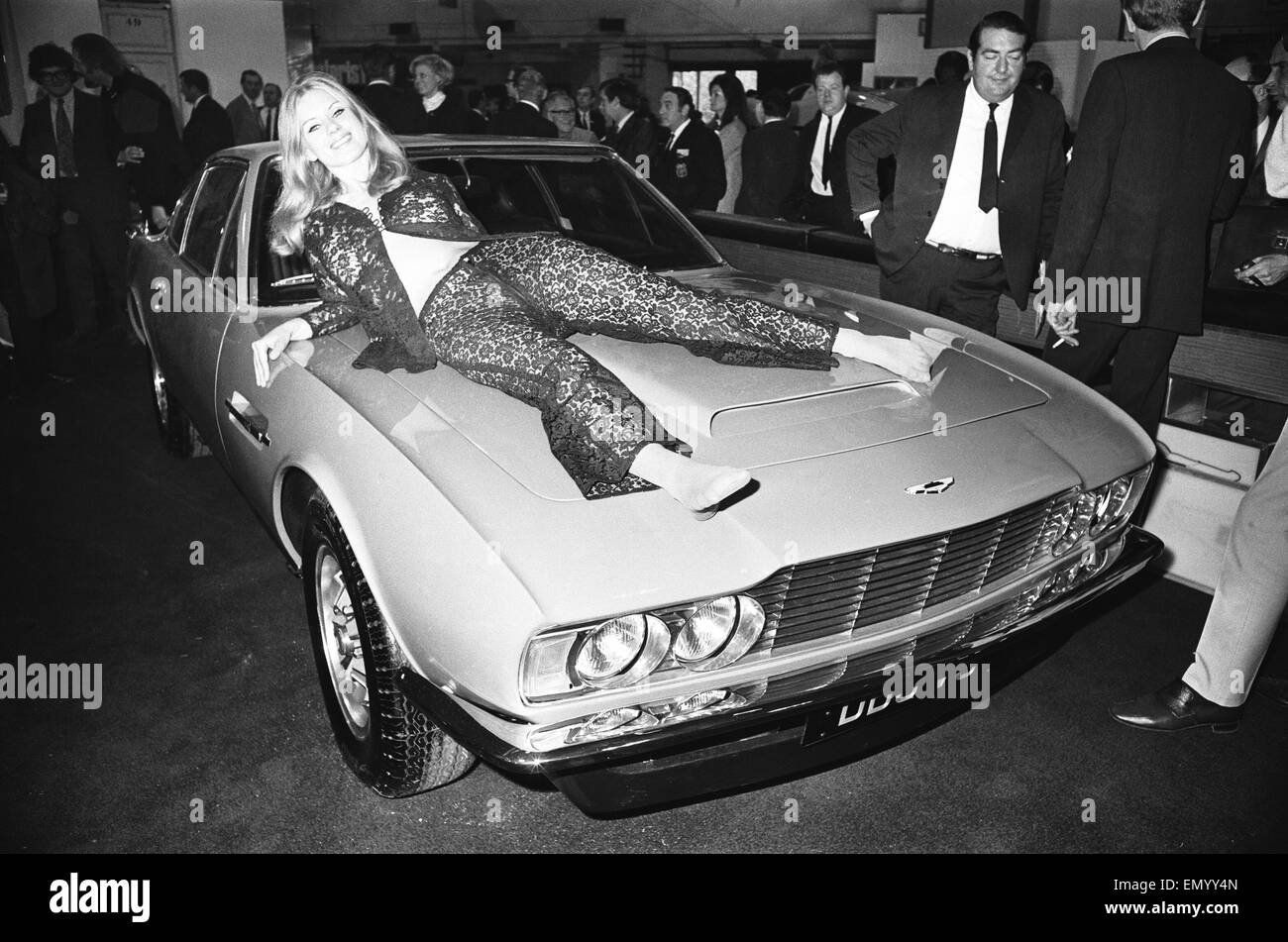 Sur le capot drapped Modèle d'une Aston Martin DBS V8 au Salon de l'automobile 1969 1er juin 1969 Banque D'Images