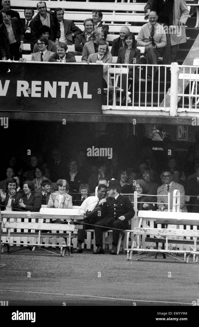 Test Match : Angleterre c. Nouvelle-zélande à Lord's Cricket Ground : un ventilateur bruyant West Indian, serre la main avec la loi. Policier pour ensuite s'asseoir à côté de lui et de l'Ouest indien est vu acclamer Boycott. Juin 1973 73-5170-036 Banque D'Images