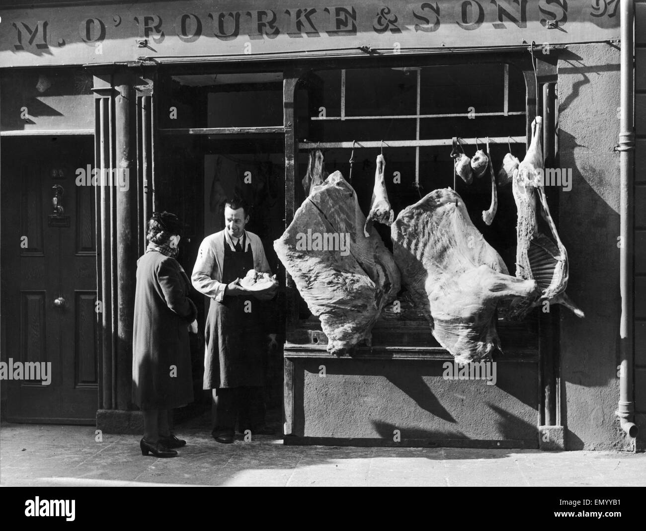Il n'y a pas de pénurie de viande en Irlande. Notre photo montre : le village magasins dans le comté de Wexford avec un grand affichage de la viande, par rapport à la ration au Royaume-Uni en raison de l'uboat guerre dans l'Atlantique. 24 avril 1944 Banque D'Images