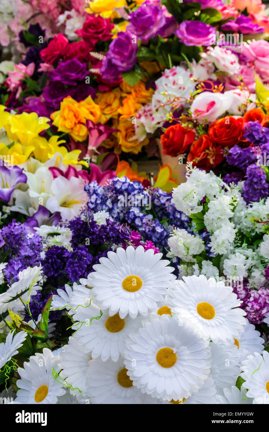 L'affichage de fausses fleurs en plastique de couleur vive à la vente à un marché Banque D'Images
