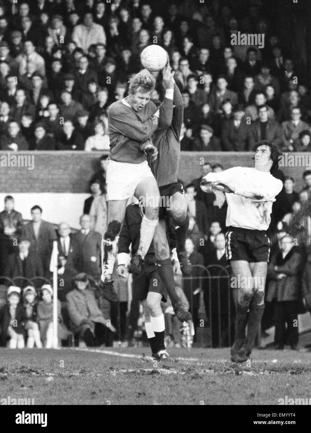 FA Cup Première ronde match à Craven Cottage. Bristol Rovers v Fulham 1 2. Bristol's Carl Gilbert saute à la tête de la balle mais est battu par Fulham gardien Ian Seymour. 21 novembre 1970. Banque D'Images
