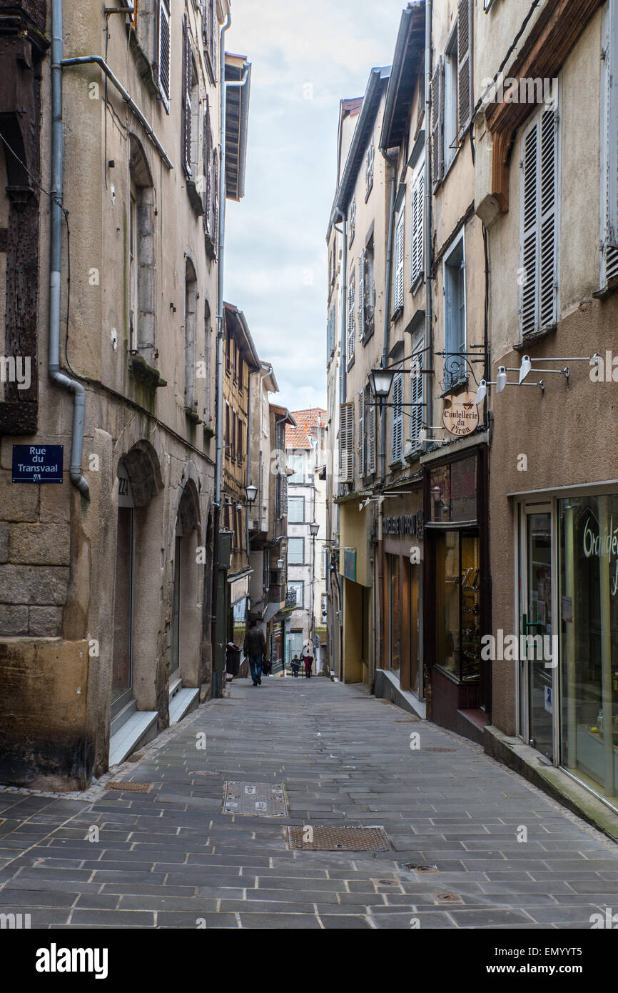 Vue sur rue dans la ville de Thiers, France. Banque D'Images