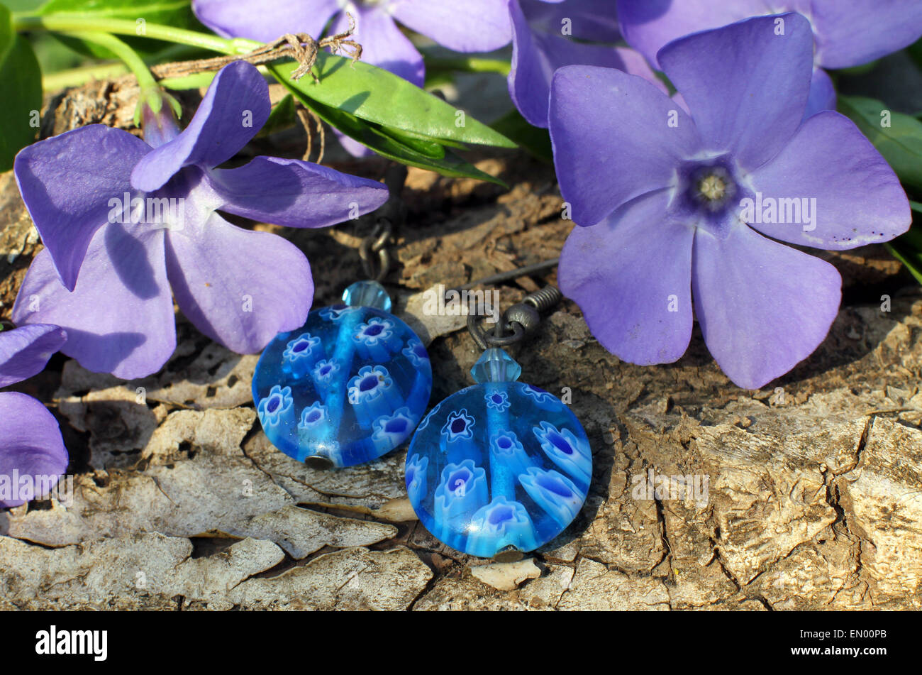 En verre bleu fait à la main en bois d'au printemps violet sur la nature fond Banque D'Images