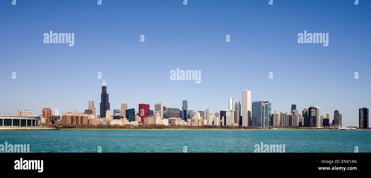 Chicago Skyline panorama capturé sur un beau matin de printemps présentant les gratte-ciel de la ville et divers styles architecturaux. Banque D'Images