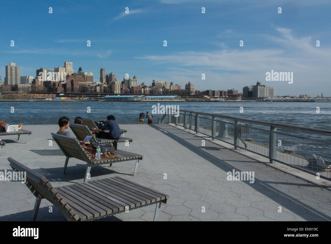 Bancs Lounge sur la nouvelle jetée à South Street Seaport, Quais de la rivière de l'Est. Banque D'Images