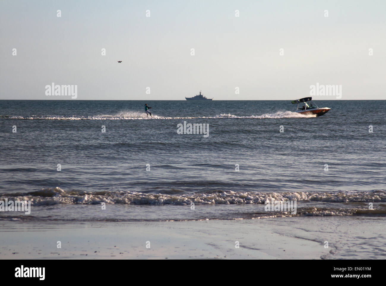 Un skieur à l'eau au large de la plage de Brighton, avec un navire à l'horizon Banque D'Images