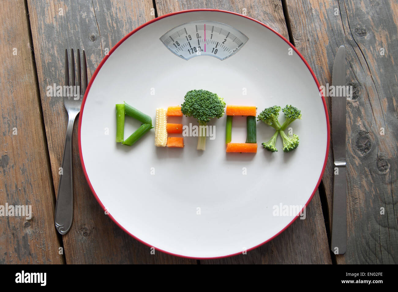 Detox texte sur une plaque de légumes divers y compris le brocoli, carottes et oignons de printemps Banque D'Images