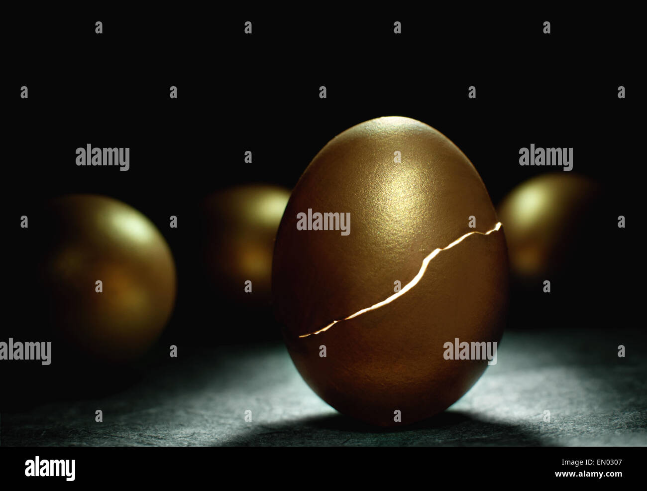 L'éclosion des nids d'or avec la lumière à l'intérieur symbolisant des placements tels que l'Épargne et retraite Banque D'Images